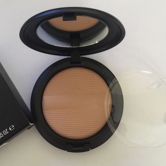 MAC Studio Sculpt Defining Powder - Medium Dark - Picture 2 of 4