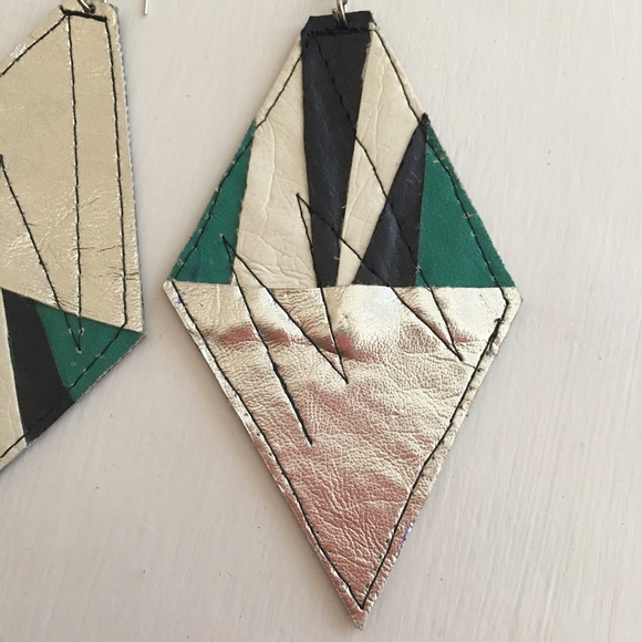 Leather vintage diamond shaped earrings - Picture 2 of 4
