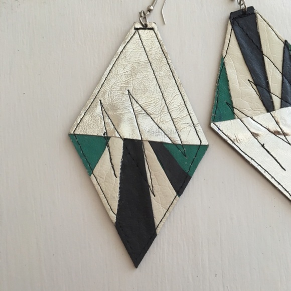 Leather vintage diamond shaped earrings - Picture 3 of 4