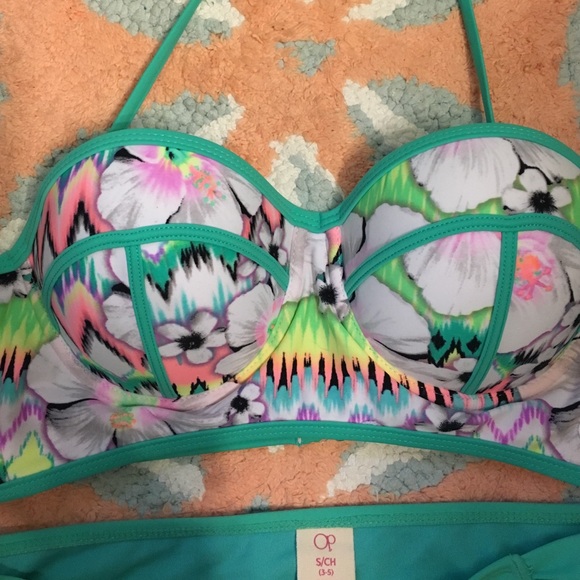 Cute OP 2 piece - Picture 3 of 4