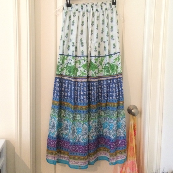 Lovely patterned maxi skirt S