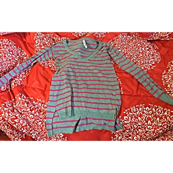 Aeropostale striped v neck sweater - Picture 3 of 4