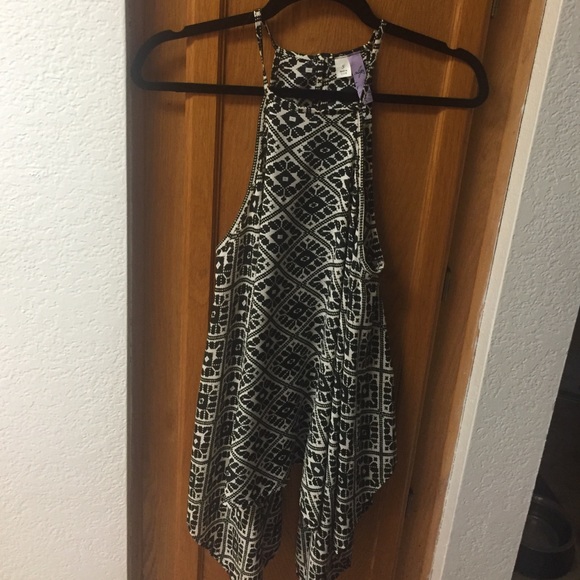 Francesca's Collections Tops - Francesca's High Neck Flowy Top