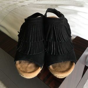 Minnetonka fringe black wedges