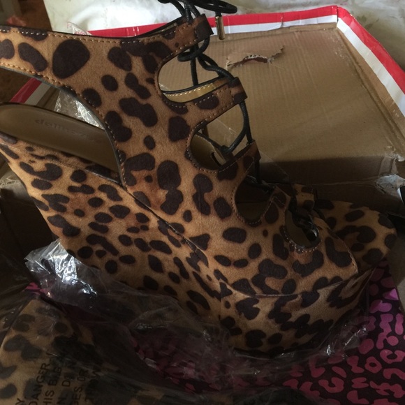 Shoes leopard size 10