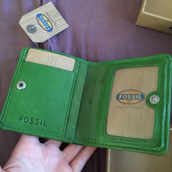 BRAND NEW FOSSIL WALLET. - Picture 2 of 3