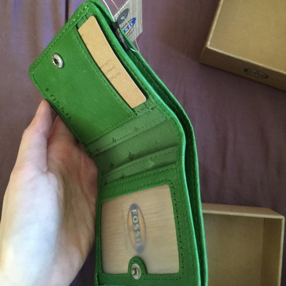 BRAND NEW FOSSIL WALLET. - Picture 3 of 3
