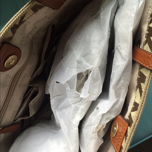 🆕⬇ Avail. Till 5/25 NWT Michael Kors Medium Tote - Picture 2 of 4