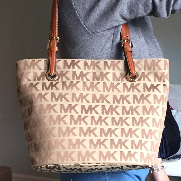 🆕⬇ Avail. Till 5/25 NWT Michael Kors Medium Tote - Picture 3 of 4