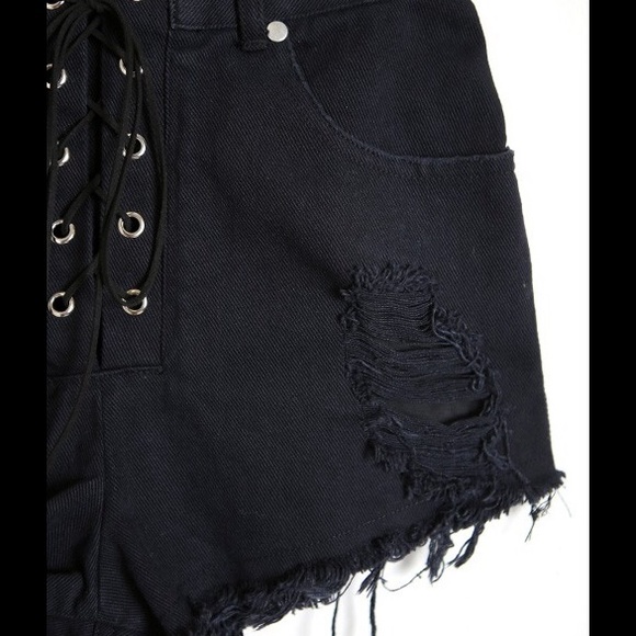 Harlow Lace-Up Shorts (S, M, L) - Picture 4 of 4