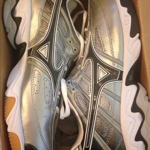 brand new mizuno wave lightning 2 shoes