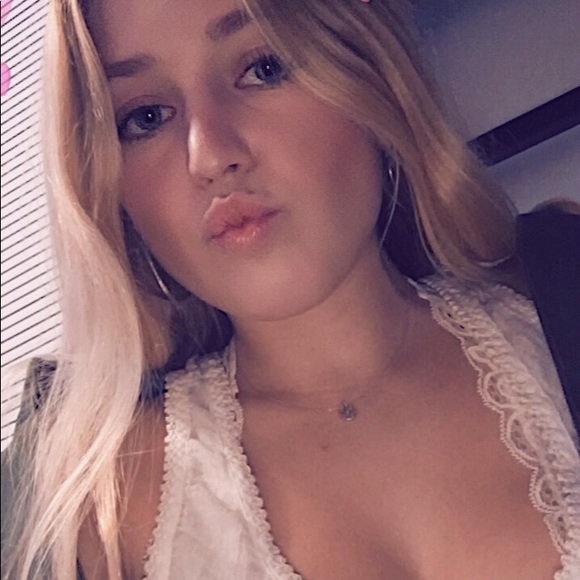 Meet your Posher, Lindsay - Picture 2 of 5