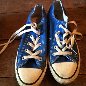 Electric blue converse!