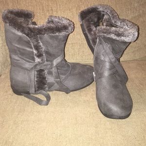 Dark gray boots by Carrini