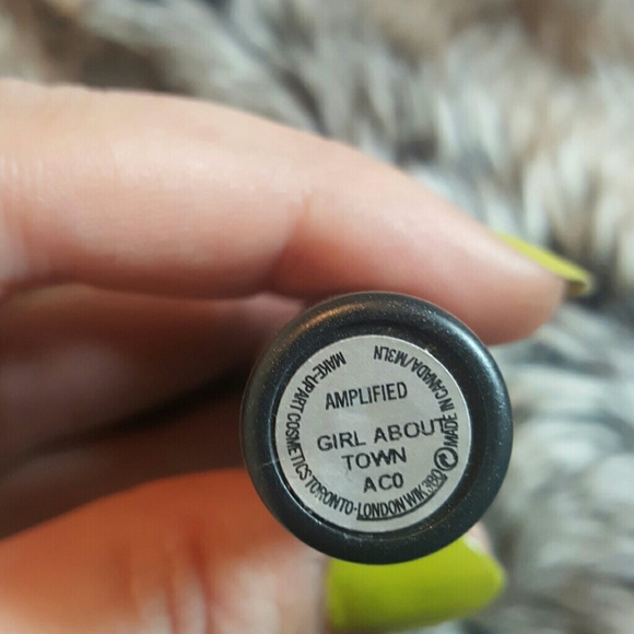 MAC Lipstick in Girl About Town
