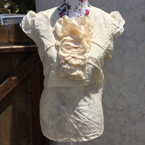 CAbi Tops - Cabi Silk Textured Floral Cream Short Sleeve Top CAbi Tops - Cabi Silk Textured Floral Cream Short Sleeve Top