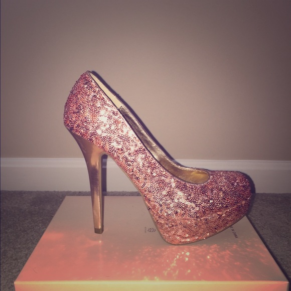 Xhilaration platform pumps.