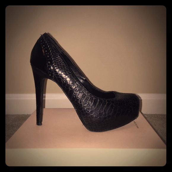 Kardashian Kollection Snakeskin Black Pumps