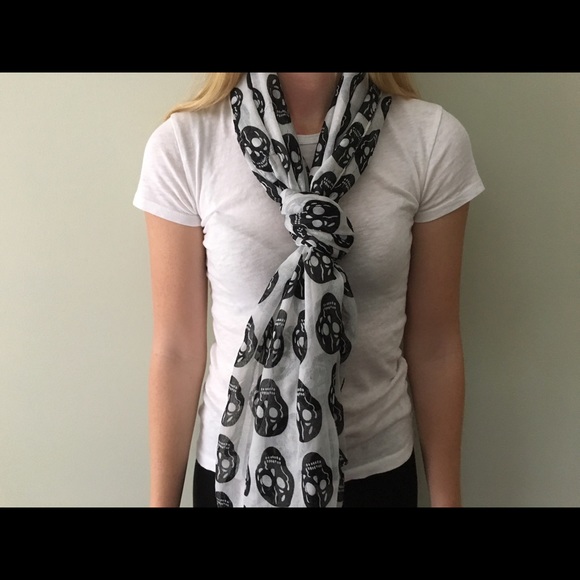 Skull Scarf - Picture 2 of 2