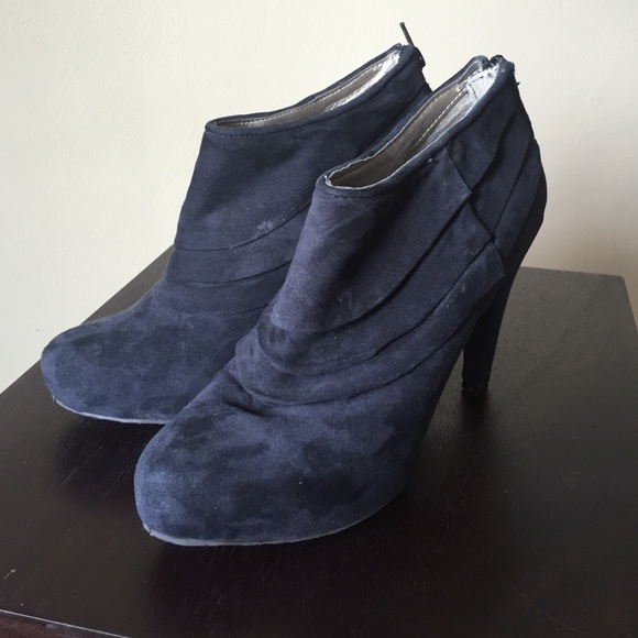 Black healed booties - Picture 1 of 2