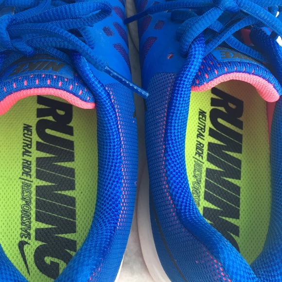 Nike Sneakers 💕 - Picture 3 of 4