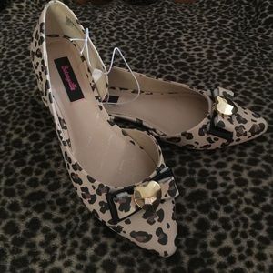 NWT Betsy Johnson Beltsville leopard flats size 8