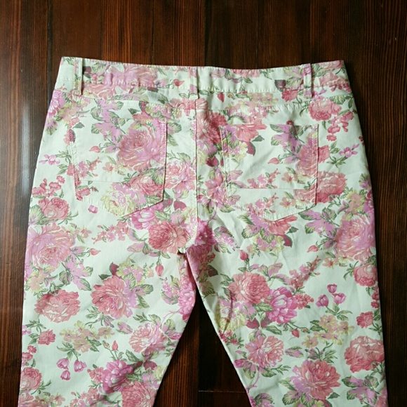 SOLD! Vanilla Star cropped floral pants - Picture 3 of 4