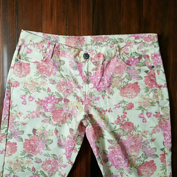 SOLD! Vanilla Star cropped floral pants - Picture 4 of 4