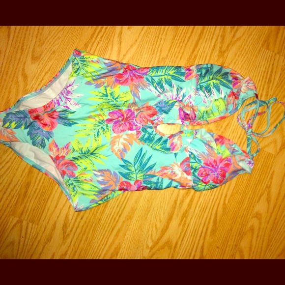 ROXY ONE PIECE SIZE L NEVER WORN