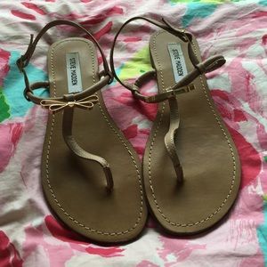 Steve Madden Daisy Sandal in taupe