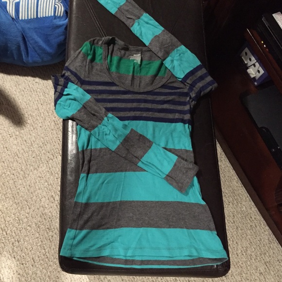 Old Navy scoop neck shirt