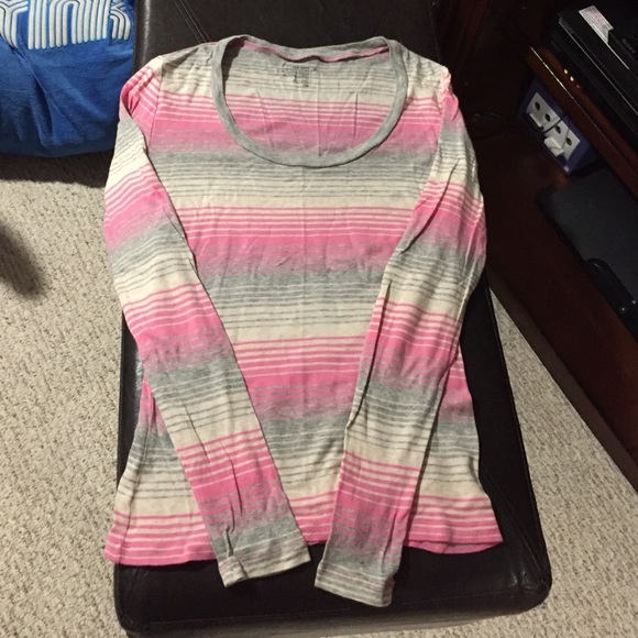Old Navy long sleeved scoop neck shirt