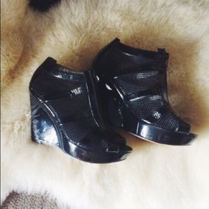 Chaos and Harmony black mesh wedges