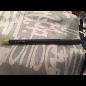 Beelicious color eye penical (mac 100% authentic)