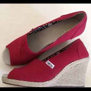 TOMS 👣 NEW Canvas Peep-toe Wedges Sz 6