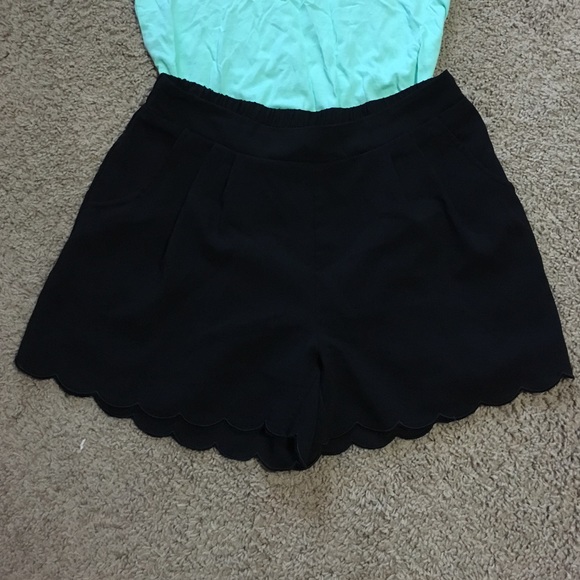 Scalloped black shorts with pockets