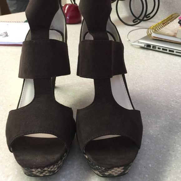 Zipper up snake skin heels