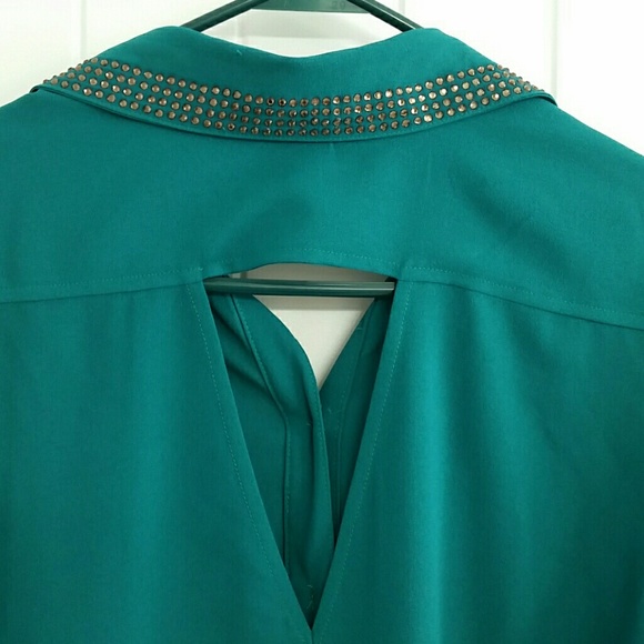 Pretty button down top - Picture 4 of 4