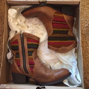EUC Born fabric/leather boots