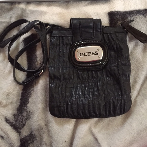 Cross body GUESS BAG👜 MAKE REASONABLE OFFER