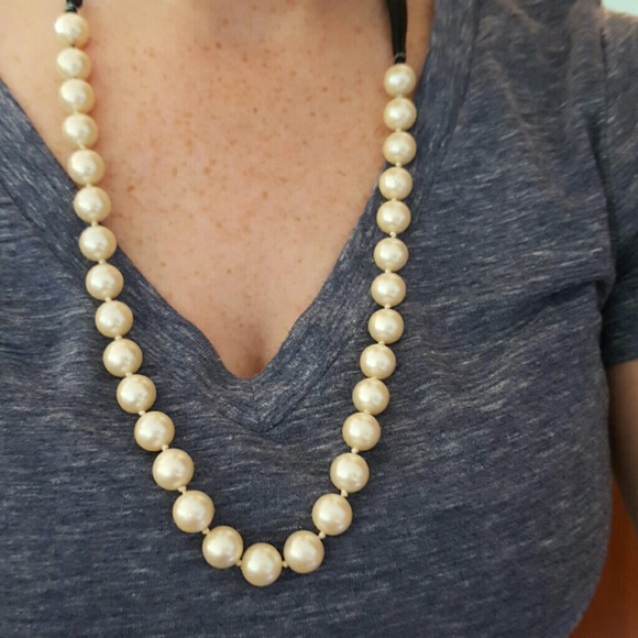 Adjustable large pearl necklace