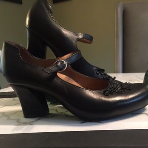 EUC Earthies Mary Janes Sz 8.5