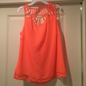 Strappy salmon tank