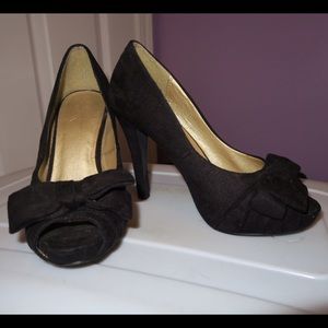 F21 size 6 black peep toe bow heel