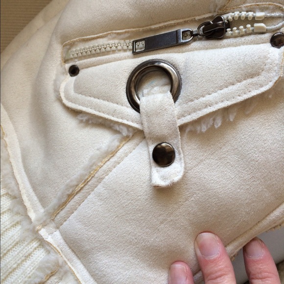 rue21 Faux Shearling Vest with detachable hood - Picture 4 of 4