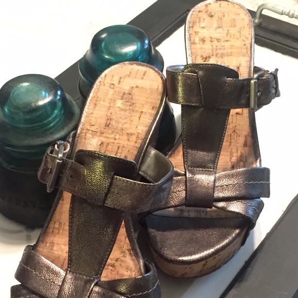 GUESS Platform Heels Sz 8.5 Metallic Bronze