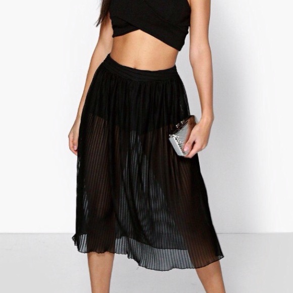 NWT Boohoo Pleated Mesh Overlay Full Skirt