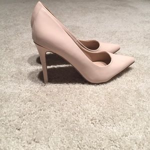 Light nude patent leather pumps