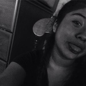 Meet your Posher, Yecenia