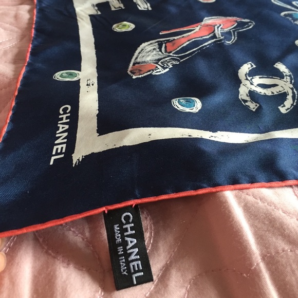 100% authentic Chanel scarf - Picture 2 of 4
